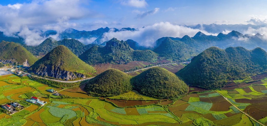 Ha Giang experiences weather patterns typical of the Northeast-Northwest mountain ranges